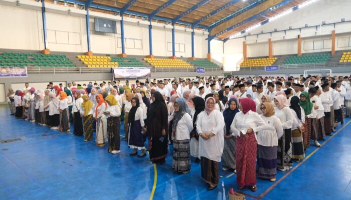 Ratusan ASN Pemkab Garut Turut Pecahkan Rekor Muri Pemakaian Sarung Tenun Terbanyak di Indonesia
