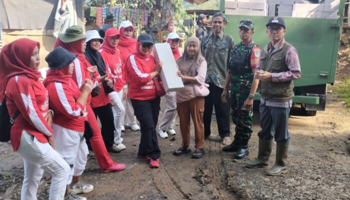 Emak-emak Komunitas Senam Desa Pamalayan Sumbang Material Bangunan kepada Korban Bencana Longsor