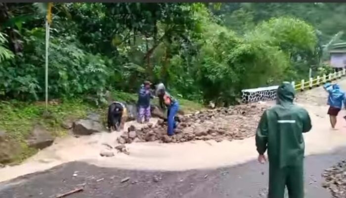 Hujan Deras Guyur Cisewu, Jembatan Rahong di Jalur Provinsi Tertimbun Longsor