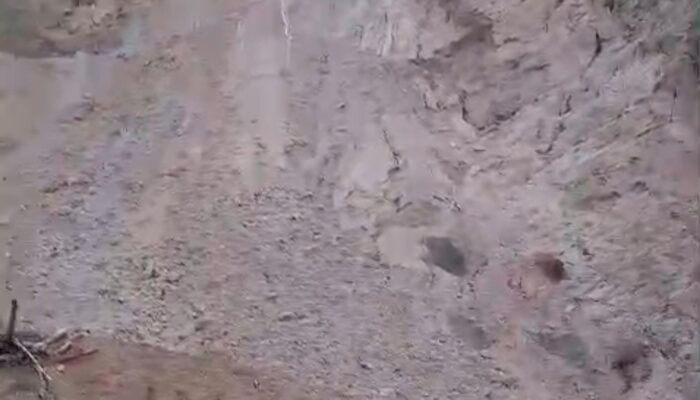 Jalan Penghubung Desa Pamalayan dan Cisewu Tertutup Lumpur dari Galian Pasir, Lima Bangunan Terancam Longsor