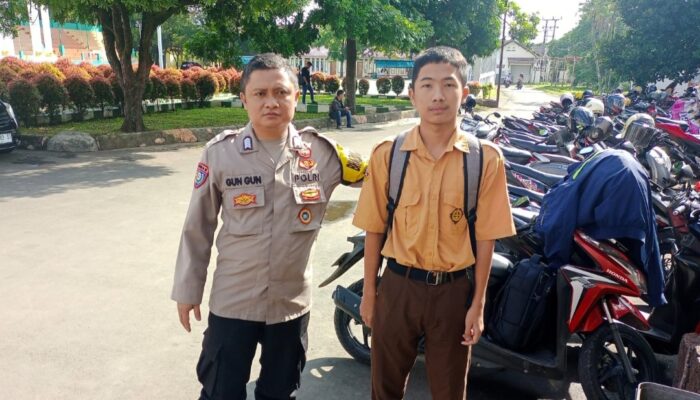 Tak Miliki Wali, Anak Yatim Piatu di Garut Ambil Raport Sekolah Ditemani Petugas Polisi