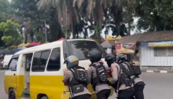 Angkot Mogok Timbulkan Kemacetan, Anggota Polisi di Garut Bantu Dorong untuk Menepi