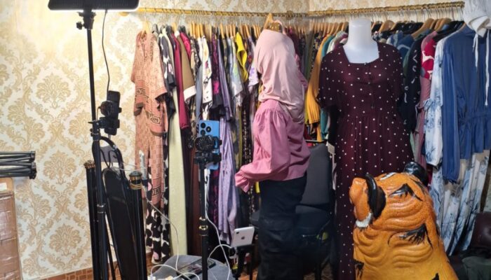 Di Desa Panjiwangi Garut, Setiap RW Ada 20 Rumah Jalankan Usaha Penjualan Online Lewat E-commerce