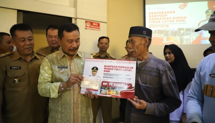 Penjabat Bupati Garut Serahkan Bantuan Perbaikan Rutilahu kepada 18 Penerima Manfaat di Empat Kecamatan