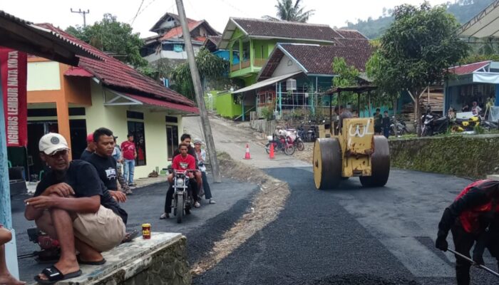 Kades di Cisewu Hotmix Jalan Milik Pemkab Garut dengan Uang Pribadi, Ini Alasannya