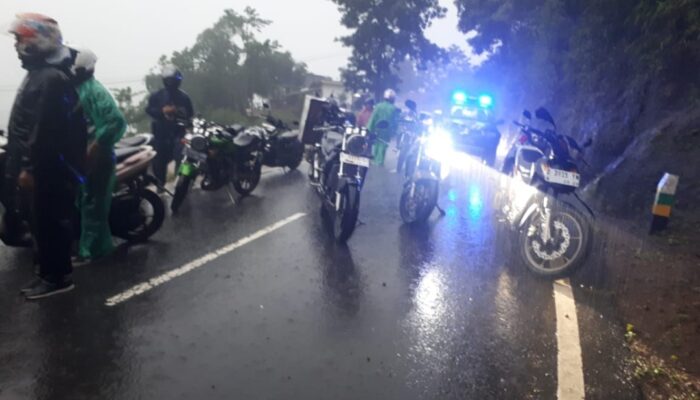 Jalan Raya Pakenjeng-Bungbulang Sempat Tertutup Longsor dari Tebing Setinggi 15 Meter