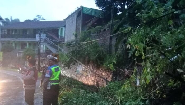 Hujan Deras, Terjadi Longsor di Limbangan Tutupi Saluran Drainase Jalan Nasional