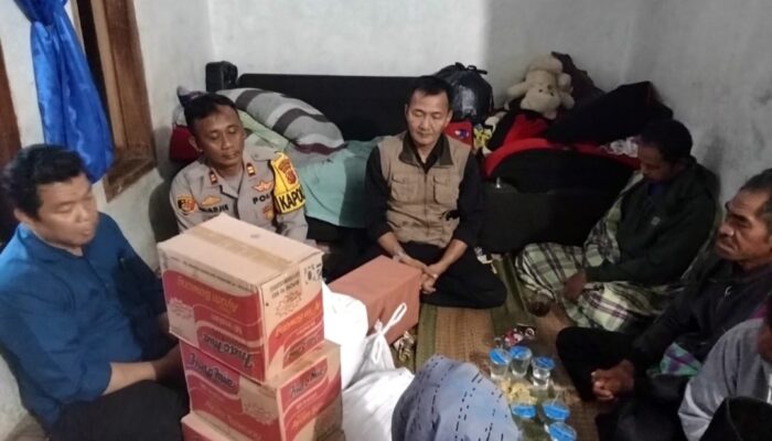 Polsek Pasirwangi dan PWI Garut Santuni Keluarga Bocah yang Akhiri Hidupnya Sendiri