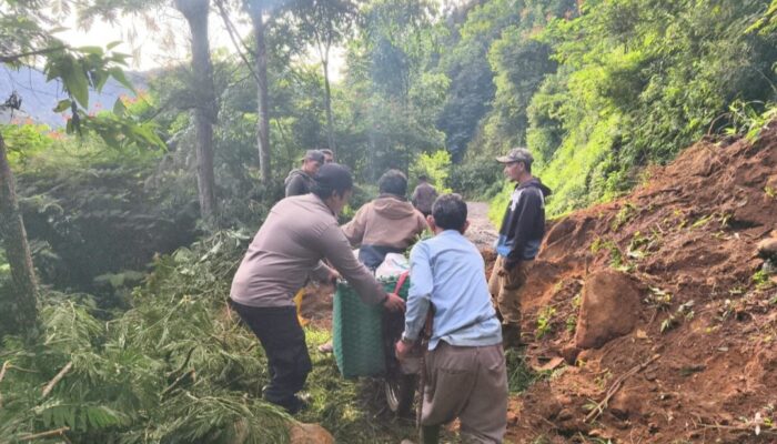 Longsor di Cantigi Talegong, Tutupi Jalan Lama Pangalengan-Cisewu Sepanjang 4 Meter