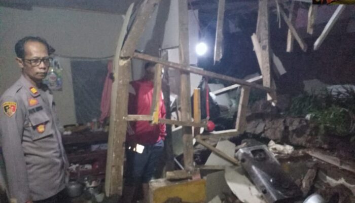 Tembok Penahan Tanah Roboh dan Menimpa Rumah, Dua Warga Cikajang Luka-luka