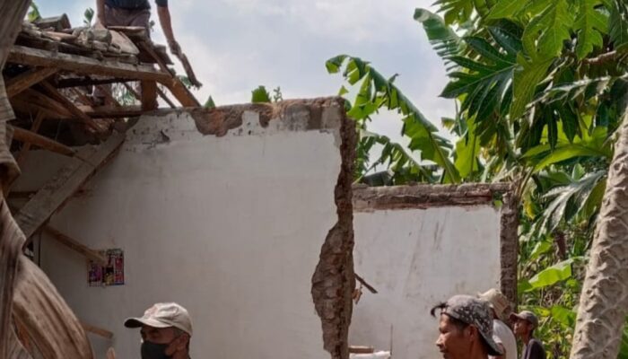 Dua Rumah Ambruk di Wanaraja, Pemerintah Kecamatan Segera Lakukan Perbaikan