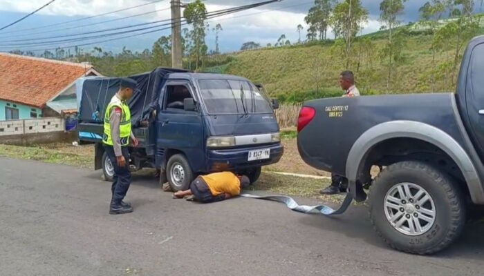 Banyak Kendaraan Mogok di Tanjakan Curam Pasirwangi, Polisi Terjunkan Mobil Ranger untuk Menderek