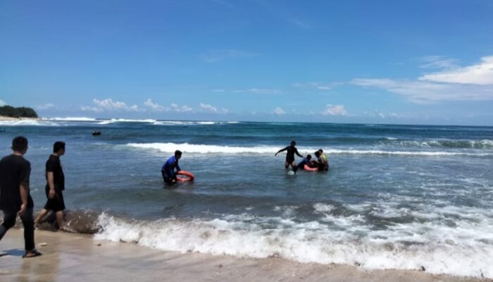 Empat Wisatawan Tenggelam di Pantai Karangpapak Saat Berusaha Menolong Seorang Pengunjung Lain