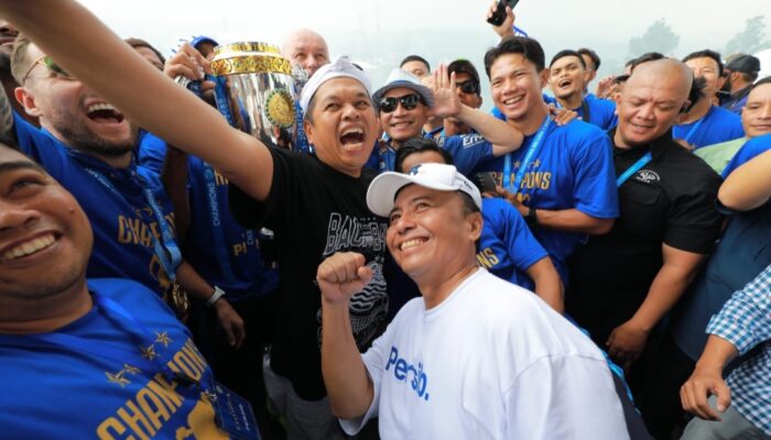 Di Tengah Ribuan Bobotoh, Dedi Mulyadi Umumkan Bonus Rp2 Miliar untuk Persib