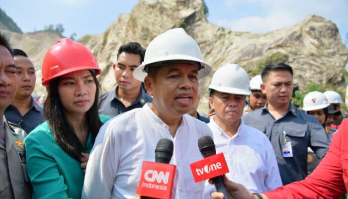 Dedi Mulyadi Tinjau Lokasi Longsor Tambang Gunung Kuda, Beri Santunan untuk Keluarga Korban