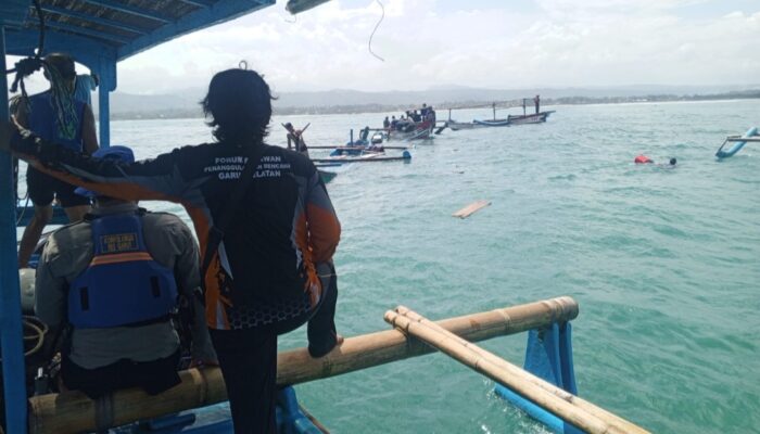 Kapal Nelayan Terbalik Diterjang Ombak di Laut Karangpapak, 10 Penumpangnya Berhasil Dievakuasi
