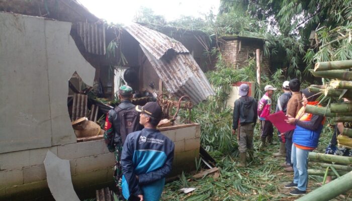 Hujan Guyur Pasirwangi Sebabkan Longsor, Satu Rumah Rusak dan Akses Jalan Terputus