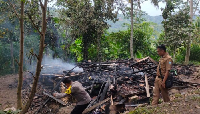 Rumah di Pakenjeng Ludes Terbakar, di Dalamnya Ada Wanita Jompo, Pria Lumpuh, dan Gadis Kecil Semua Selamat
