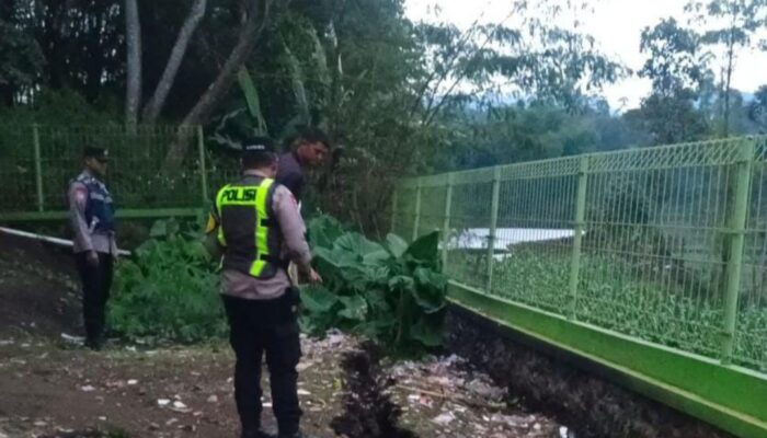 Pergeseran Tanah di Pasirwangi, TPT dan Pagar SDN 2 Sirnajaya Terancam Ambruk
