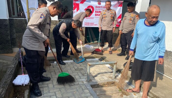 Sambut HUT Bhayangkara ke-79, Polisi di Garut Bersihkan Masjid
