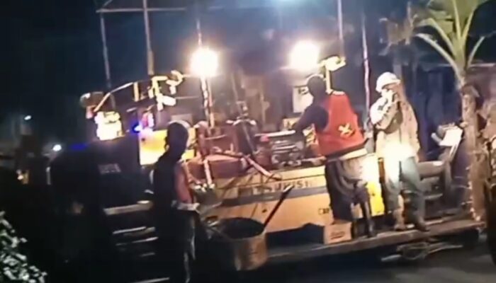 Hindari Kemacetan Kendaraan, Pengerjaan Hotmiks Jalan Provinsi di Cisewu Dilakukan Malam Hari