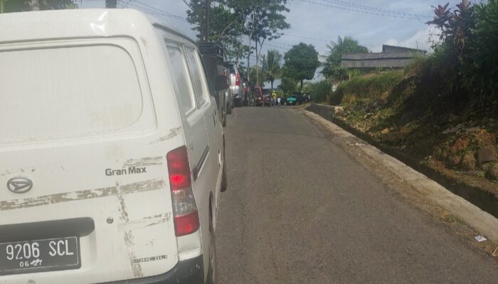 Ada Perbaikan Jalan, Kendaraan yang Lewati Jalan Provinsi di Cisewu Mengular Nyaris 2 Kilometer