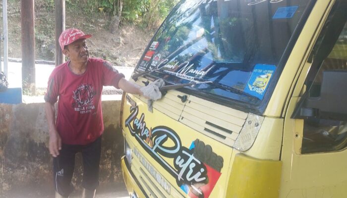 Aka Aman, Tukang Cuci Kendaraan di Cisewu yang Sukses Sekolahkan Anak hingga Jadi PNS