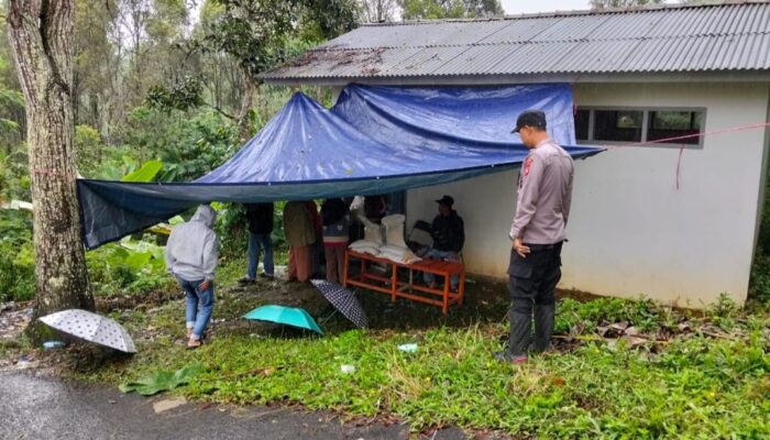 Meski Diguyur Hujan, Penyaluran Beras untuk 1.075 KPM di Talagajaya dan Banjarwangi Garut Berjalan Lancar