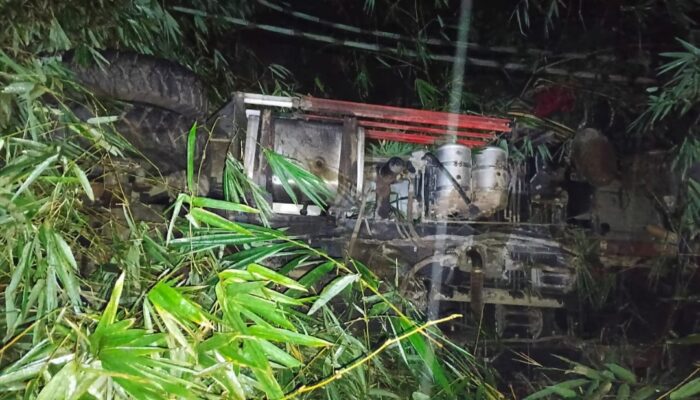 Rem Blong, Sebuah Crane Terjun ke Jurang Sedalam 40 Meter di Jalan Raya Samarang-Kamojang