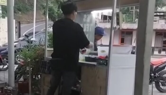 Omzet Anjlok Usai Geser Tempat, Pedagang Es Teler “Pasti” di Cisewu Harap Bisa Kembali ke Lapak Lama