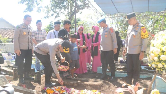 Kapolda Jabar Takziah ke Rumah Duka dan Makam Bripka Cecep Saepul Bahri yang Gugur Saat Bertugas