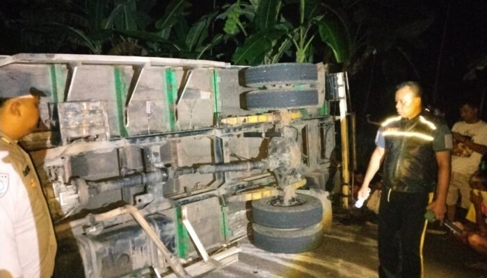 Tak Kuat Menanjak, Truk Bermuatan Jagung Terguling di Jalan Raya Pakenjeng-Pamulihan