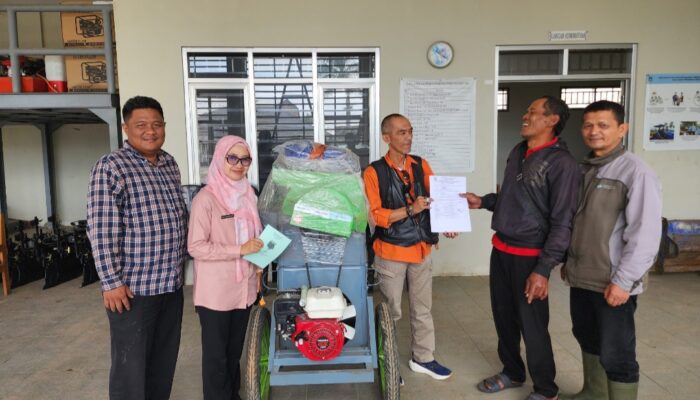 10 Kelompok Tani di Garut Terima Bantuan Mesin Perontok Padi
