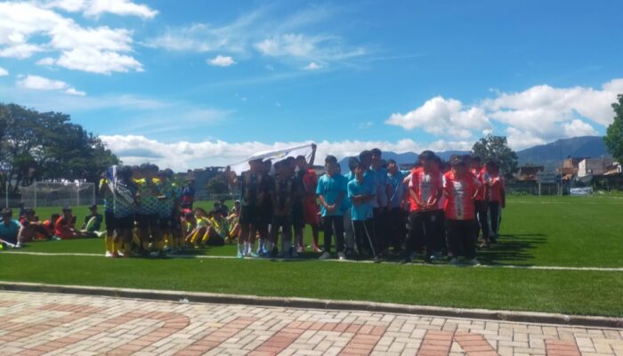 Family United dan Volvo Mandala 525 Juara Pertama Kompetisi Sepakbola Piala Persigar U-15/17