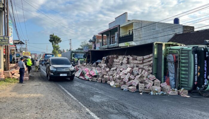 Dua Truk Bertabrakan di Malangbong, Kerugian Capai Puluhan Juta Rupiah