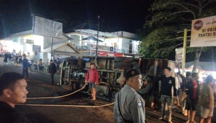 Truk Muatan Kayu Overload Terguling di Jalur Wisata Rancabuaya, Pengemudi Terluka!