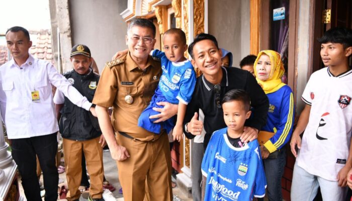 Wagub Jabar dan Beckham Putra Kunjungi Dua Anak Disabilitas, Bawa Semangat dan Hadiah Istimewa