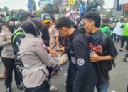 Polisi Garut Kawal Aksi Driver Online dengan Cara Tak Biasa: Bagikan Air, Kue, dan Permen