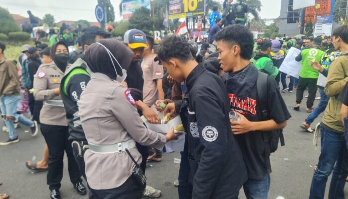 Polisi Garut Kawal Aksi Driver Online dengan Cara Tak Biasa: Bagikan Air, Kue, dan Permen