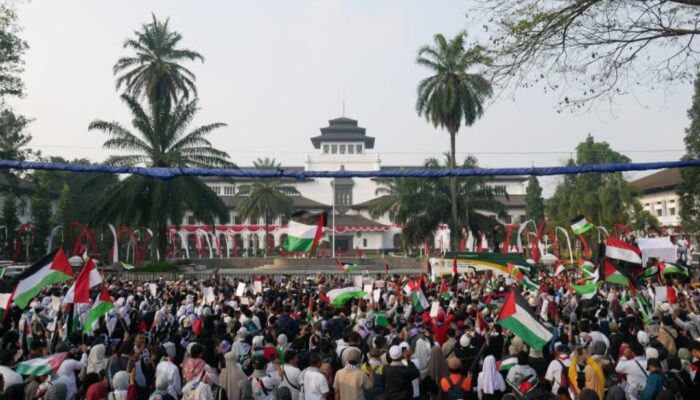 Bandung Bergejolak: Ribuan Massa Gelar Aksi Bela Palestina, Serukan Akhiri Genosida Israel