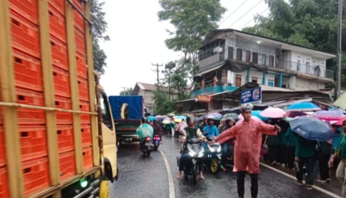 Polsek Limbangan Jaga Pagi: Atur Lalulintas, Tegur Pelanggar