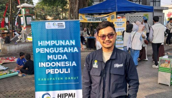 Hipmi Garut Bagi Nasi di Alun-alun, Pengusaha Muda Jadi Pelayan Rakyat Sehari