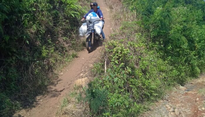 Jalan Terjal Menuju Sekolah, Potret Miris Anak-anak Cisompet di Garut Selatan