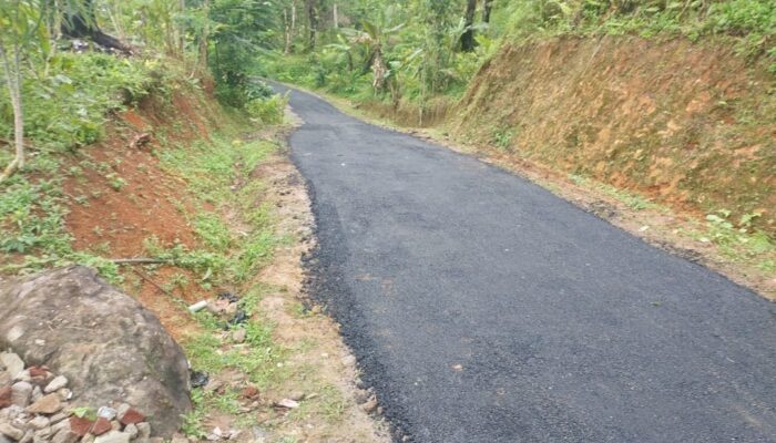 Jalan Heubeulisuk di Cisewu Dihotmix, Warga dan Sopir Truk Pengangkut Pasir Bersorak
