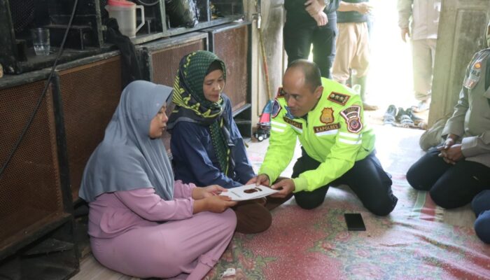 Satu Anak Meninggal Dunia, Kapolres Garut Tinjau Lokasi Longsor Banjarwangi dan Beri Santunan pada Keluarga Korban