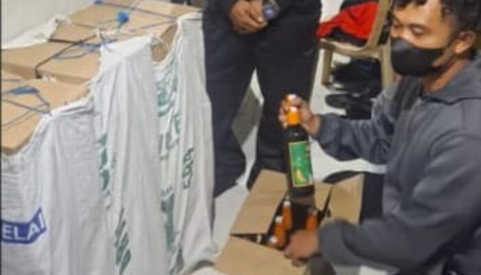 Polres Garut Sita 173 Botol Miras di Leles, Dijual Lewat Warung dan COD