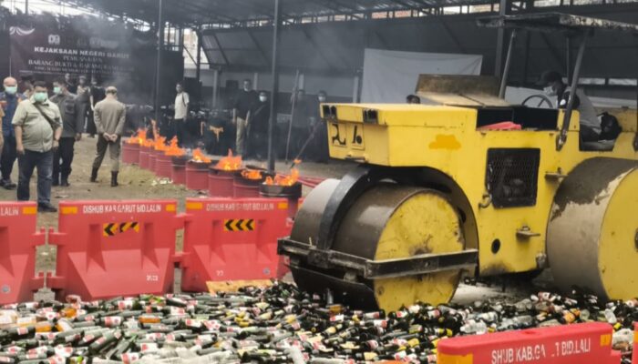 Kejari Garut Musnahkan Sabu, Senjata Api, hingga 1,1 Juta Batang Rokok Ilegal