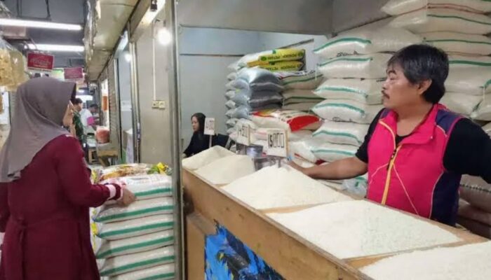 Kasus Beras Oplosan Marak, Pasar Tradisional di Garut Diserbu Pembeli Beras Medium