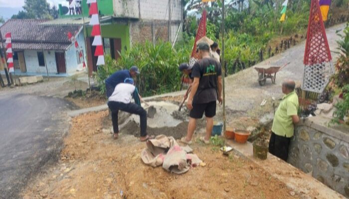Penyuluh Pertanian Cisewu Gotong Royong Perbaiki Jalan Rusak Menuju Kantor BPP