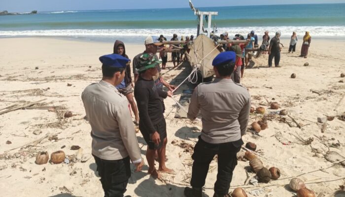 Perahu Nelayan Tanpa Awak Ditemukan Tenggelam di Perairan Santolo, Polairud Lakukan Evakuasi